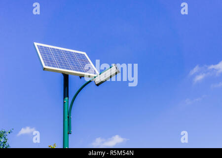 Réverbère solaire sur un fond de ciel bleu Banque D'Images