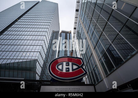 Montréal, Canada - le 3 novembre 2018 : le logo des Canadiens de Montréal, connu sous le nom de Canadiens de Montréal, en face de leur site principal, le Centre Bell. Canadiens Banque D'Images