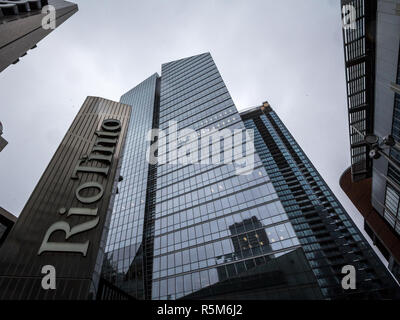 Montréal, Canada - le 3 novembre 2018 : Logo de Rio Tinto sur leur bureau principal de Montréal (Québec). Rio Tinto est un groupe industriel spécialisé dans la meta Banque D'Images