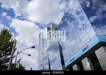 22 septembre 2017, Bucarest/Roumanie - Le bâtiment moderne de la Banque Commerciale Roumaine (BCR) sur l'Avenue Victoriei, dans le centre-ville de Bucarest Banque D'Images