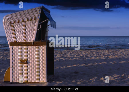 Panier de plage au bord du lac le soir Banque D'Images