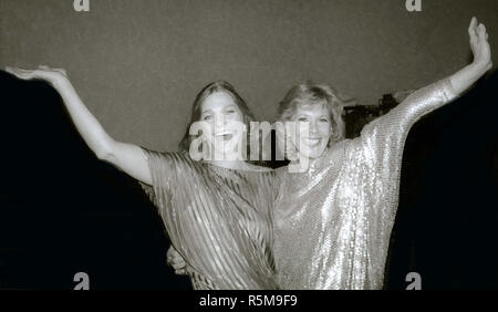 Judy Collins et Dinah Shore photo non datée par Adam Scull/PHOTOlink/MediaPunch Banque D'Images