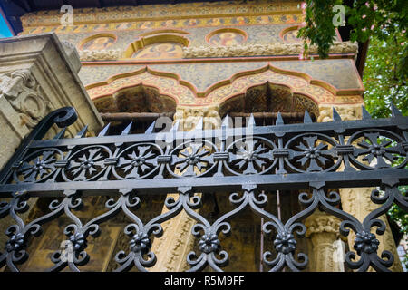 Façade de l'Église orthodoxe de l'église Stavropoleos, dans la vieille ville de Bucarest, Roumanie Banque D'Images