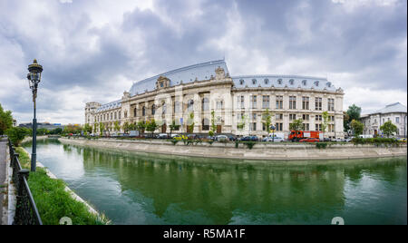 22 septembre 2017, Bucarest/Roumanie - Vue panoramique du Palais de Justice dans le centre-ville de Bucarest compte dans la rivière Dambovita, ciel nuageux dans Banque D'Images