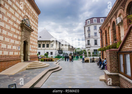 22 septembre 2017, Bucarest/Roumanie - Saint Anton cour intérieure de l'église dans la vieille ville, l'auberge de Manuc en arrière-plan Banque D'Images