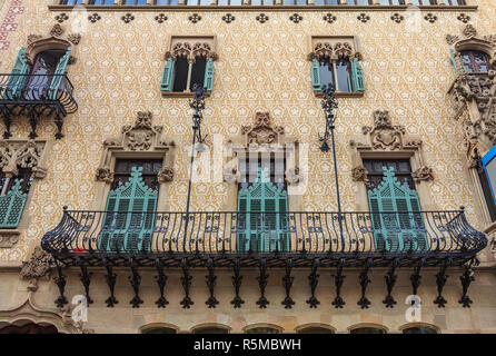Barcelone, Espagne - 21 octobre 2013 : Façade de la Casa Amatller, célèbre bâtiment conçu par Antoni Gaudi et l'une des principales attractions touristiques de Barc Banque D'Images