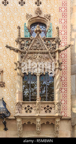 Barcelone, Espagne - 21 octobre 2013 : Fragment de la façade de la Casa Amatller, célèbre bâtiment conçu par Antoni Gaudi et l'une des principales att Banque D'Images