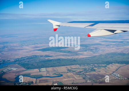 Vue de la fenêtre de voler au-dessus de la campagne roumaine après le décollage de Bucarest, Roumanie Banque D'Images