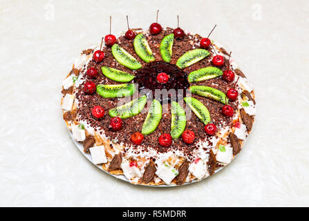 Délicieux gâteau sucré fait maison avec des fruits sur une table Banque D'Images