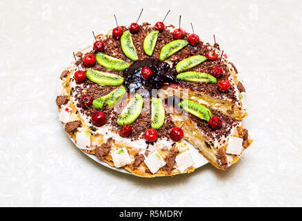 Délicieux gâteau sucré fait maison avec des fruits sur une table Banque D'Images