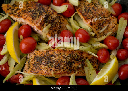 Saumon au fenouil et tomates cerises Banque D'Images