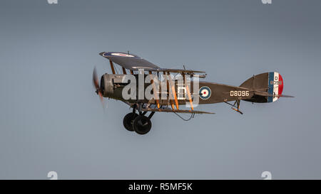 Biggleswade, UK - 6 mai 2018 : une guerre mondiale 1 vintage 1917 Bristol F2.b fighter bomber en vol à la Shuttleworth Collection. Banque D'Images