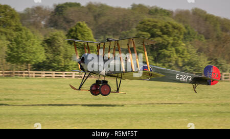 Biggleswade, UK - 6 mai 2018 : UN 1918 Avro 504K vintage avion en vol Banque D'Images