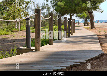 Chemin pavé avec corde en bois menant à la main courante belle plage sur l'océan Banque D'Images