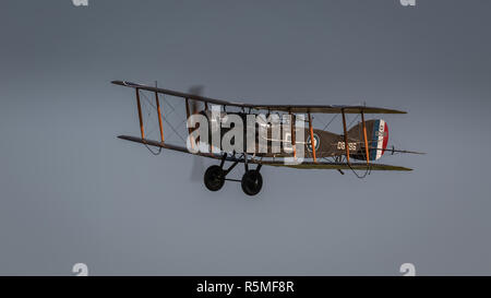 Biggleswade, UK - 6 mai 2018 : une guerre mondiale 1 vintage 1917 Bristol F2.b fighter bomber en vol à la Shuttleworth Collection. Banque D'Images