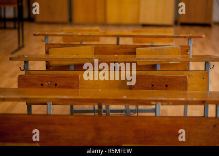 Old Vintage pupitres en bois en classe. Banque D'Images