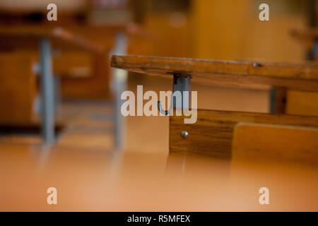 Old Vintage pupitres en bois en classe. Banque D'Images