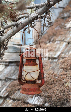 Ancienne lanterne à main rouillé Banque D'Images