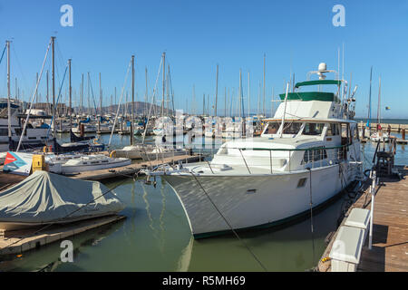 Location de bateaux et voiliers de plaisance à quai au quai 39, San Francisco, California, United States. Banque D'Images