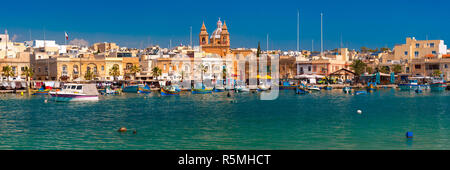 Aux yeux Taditional Luzzu bateaux à Marsaxlokk, Malte Banque D'Images