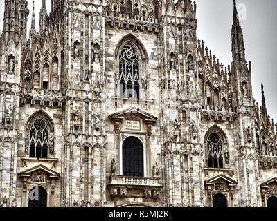 Tourné de quelques détails de la façade du Dôme de Milan, la cathédrale principale de la ville Banque D'Images