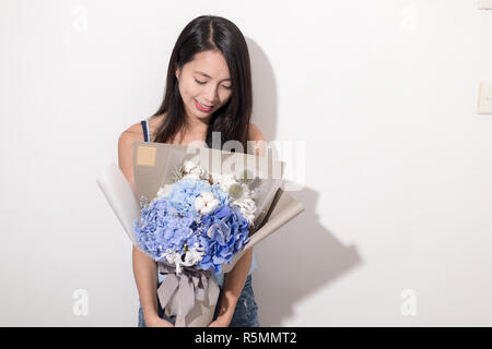 Happy Woman holding a bouquet fleur Banque D'Images