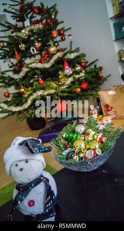 Bonhomme de neige fait main. Noël mignon deocation effectuée à partir de chaussettes blanches et de haricots. Banque D'Images