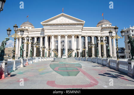 Vue sur le musée archéologique et l'Œil à Skopje Pont décoré de nombreuses sculptures. Banque D'Images