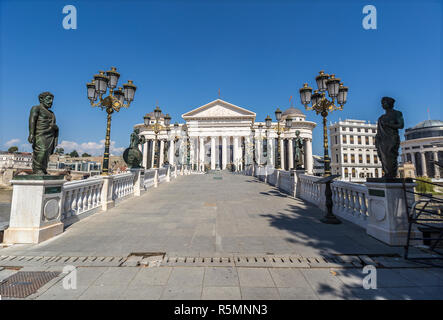 Vue sur le musée archéologique et l'Œil à Skopje Pont décoré de nombreuses sculptures. Banque D'Images