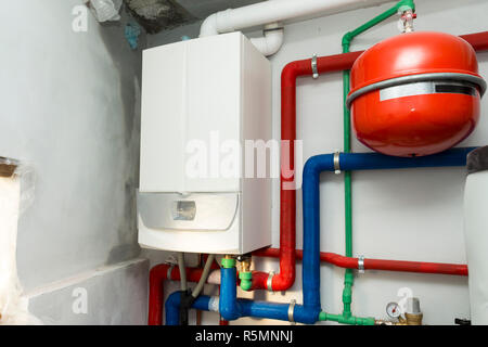 Chaudière à condensation gaz dans la chaufferie Banque D'Images