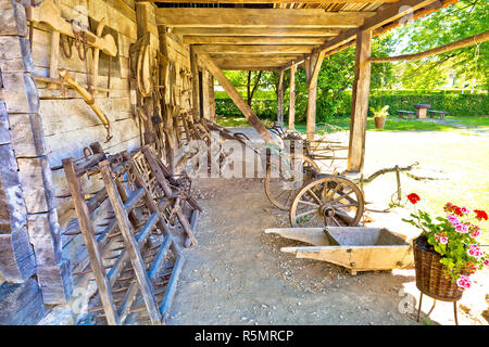 Chalet traditionnel en bois et d'outils agricoles en région rurale de la Croatie Banque D'Images