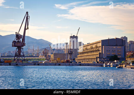 Port de la ville de Rijeka grues et zone industrielle de Harbour View Banque D'Images