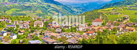 Le village idyllique de Gudon architecture et paysage vue panoramique Banque D'Images