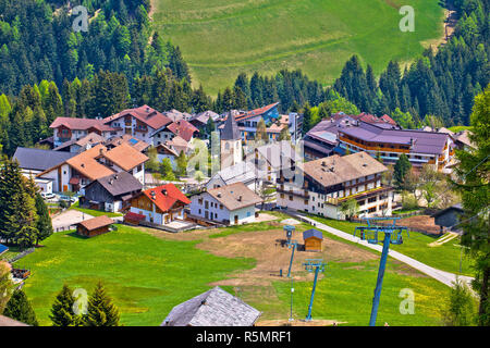 Village alpin de Antermoia en Val Badia, le Tyrol du Sud, les Alpes de l'Italie Banque D'Images