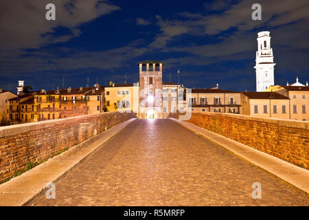 Pont Ponte Pietra Vérone et architecture au bord de l'eau soir voir Banque D'Images