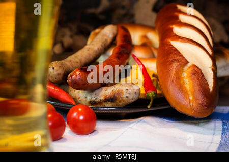 Blanc et Rouge Bavaroise saucisses avec de la moutarde, des brioches et des bretzels bavarois à la table. Concept octobre Fest Banque D'Images