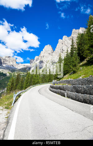 Route de montagne dans la région des Dolomites - Italie Banque D'Images