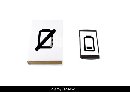 Comparaison d'un smartphone et un livre isolé sur blanc. Concept de vie de la batterie. Banque D'Images