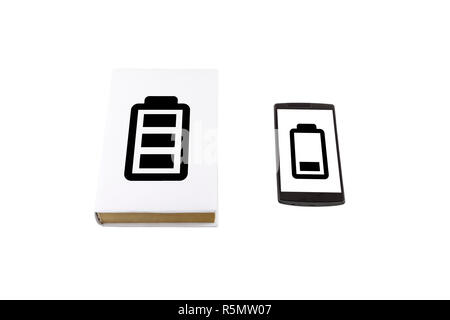 Comparaison d'un smartphone et un livre isolé sur blanc. Concept de vie de la batterie. Banque D'Images