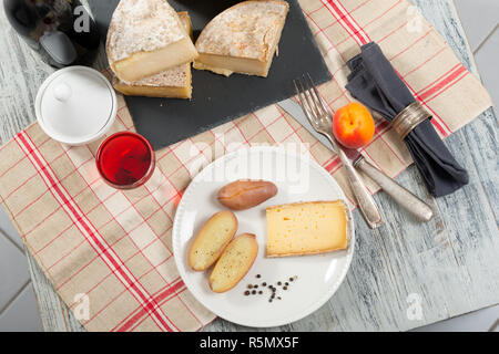 Différents fromages français avec un verre de vin Banque D'Images