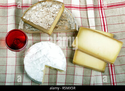 Différents fromages français avec un verre de vin Banque D'Images