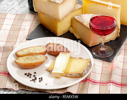 Différents fromages français avec un verre de vin Banque D'Images