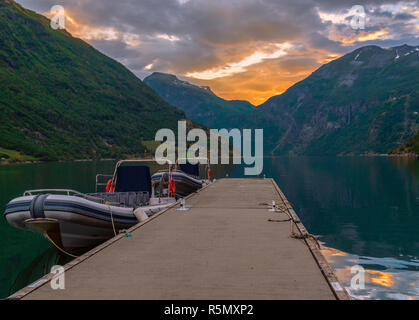 Vue sur le village de Geiranger fjord de Geiranger au coucher du soleil. La Norvège Banque D'Images