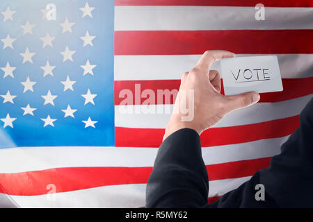Businessman holding paper avec 'VOTE' écrit Banque D'Images