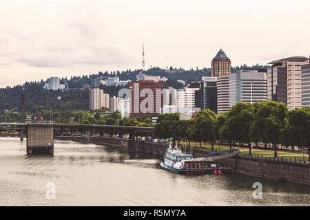 Un bateau est à coté du bord de l'eau au centre-ville de Portland, Oregon, USA. Banque D'Images