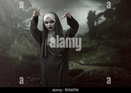 Nun asiatique femme est considéré comme ayant des pouvoirs magiques du mal Banque D'Images