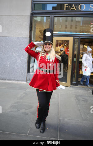 Un portier vêtu comme un soldat de plomb se trouve à l'extérieur de la FAO Schwarz nouvellement rouvert le magasin phare du Rockefeller Plaza à Midtown Manhattan Banque D'Images