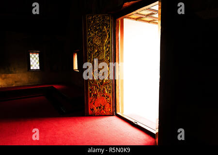 La porte du temple de temple bouddhiste de Wat Phumin à Nan, Thaïlande . Banque D'Images