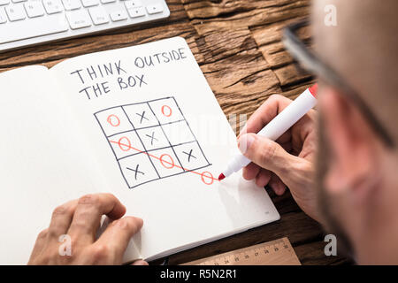 Businessman jouant le tic-tac-toe jeu sur ordinateur Banque D'Images