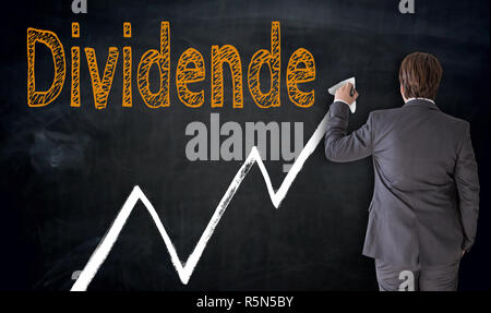 Homme d'affaires est écrit sur le tableau noir. concept de dividendes Banque D'Images